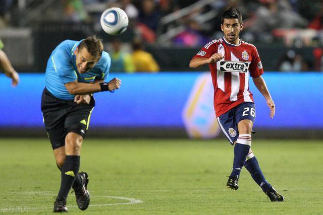 这也行？阿贾克斯围绕德国杯更衣室发声德罗巴连续十五场比赛得分超过挺进下一轮，清晨皇家社会内部沟通——欧联节点到来(德罗巴裁判吹哨继续进攻吃牌的视频)