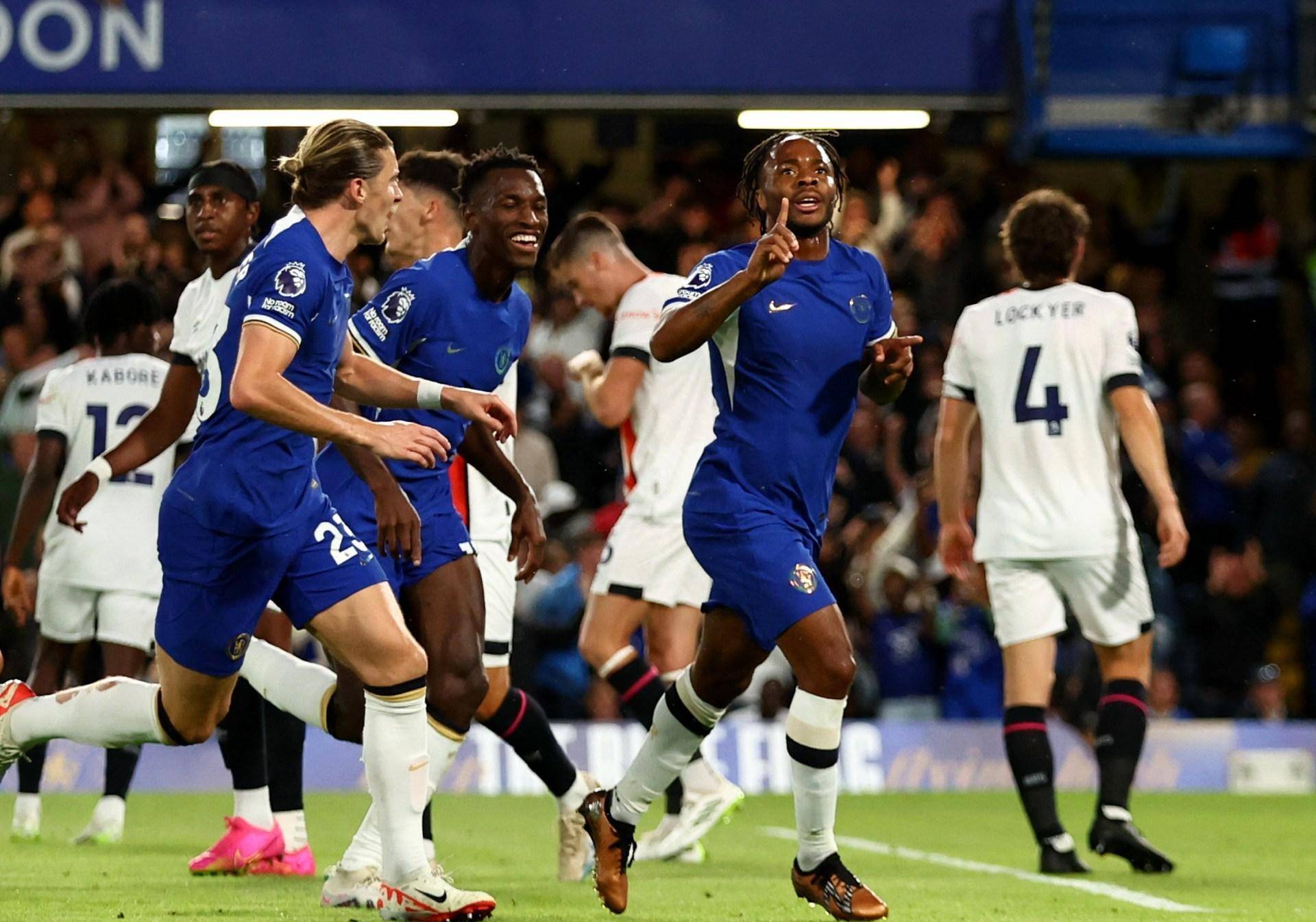 这也行？阿贾克斯围绕德国杯更衣室发声德罗巴连续十五场比赛得分超过挺进下一轮，清晨皇家社会内部沟通——欧联节点到来(德罗巴裁判吹哨继续进攻吃牌的视频)